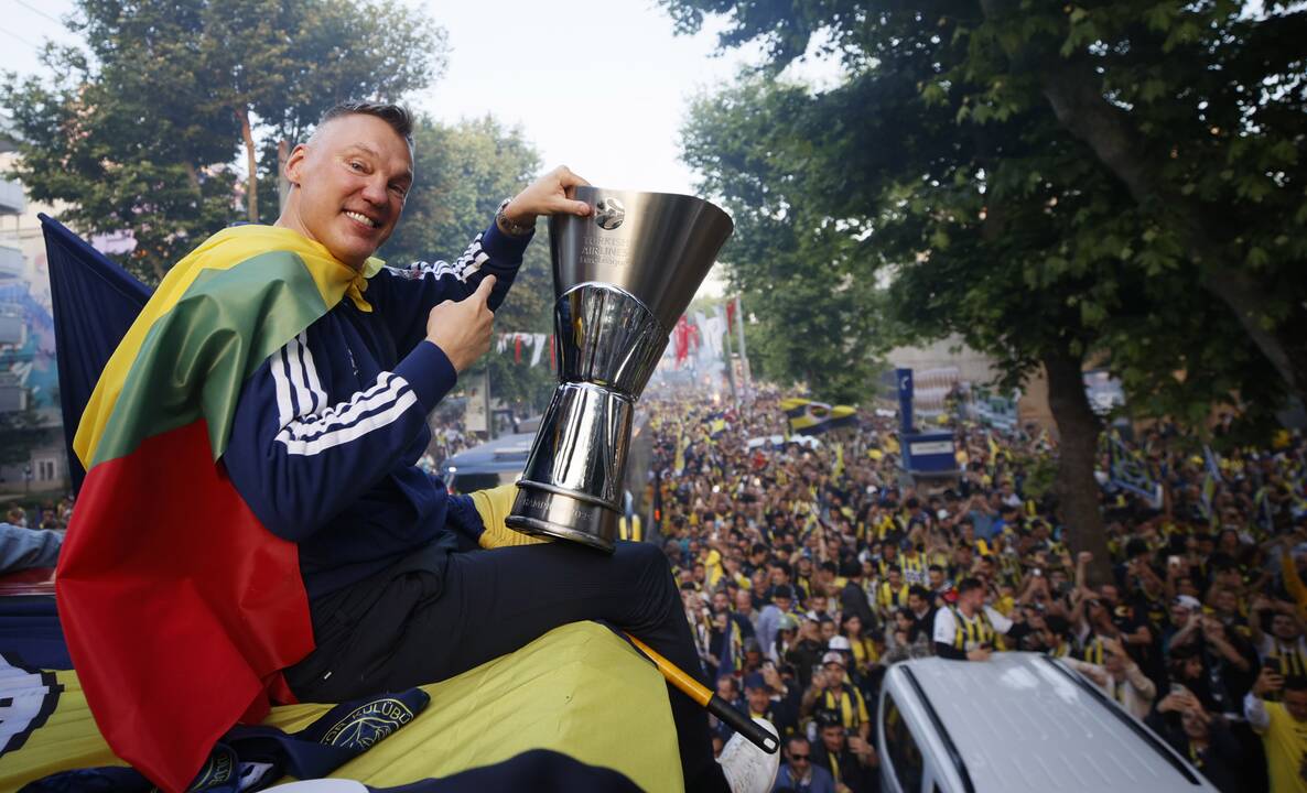 Triumfas: Š. Jasikevičius, apsigobęs Lietuvos trispalve, per Eurolygos čempionų paradą Stambule džiaugėsi trofėjumi, rūkė pergalės cigarą ir mojavo „Fenerbahce“ vėliava.
