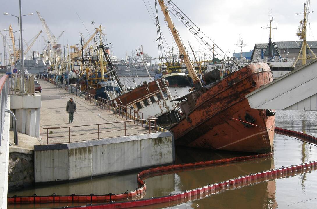 Nelaimėlė: beveik porą dešimtmečių uoste stovinti „Ieva“ ir skendo, ir degė.