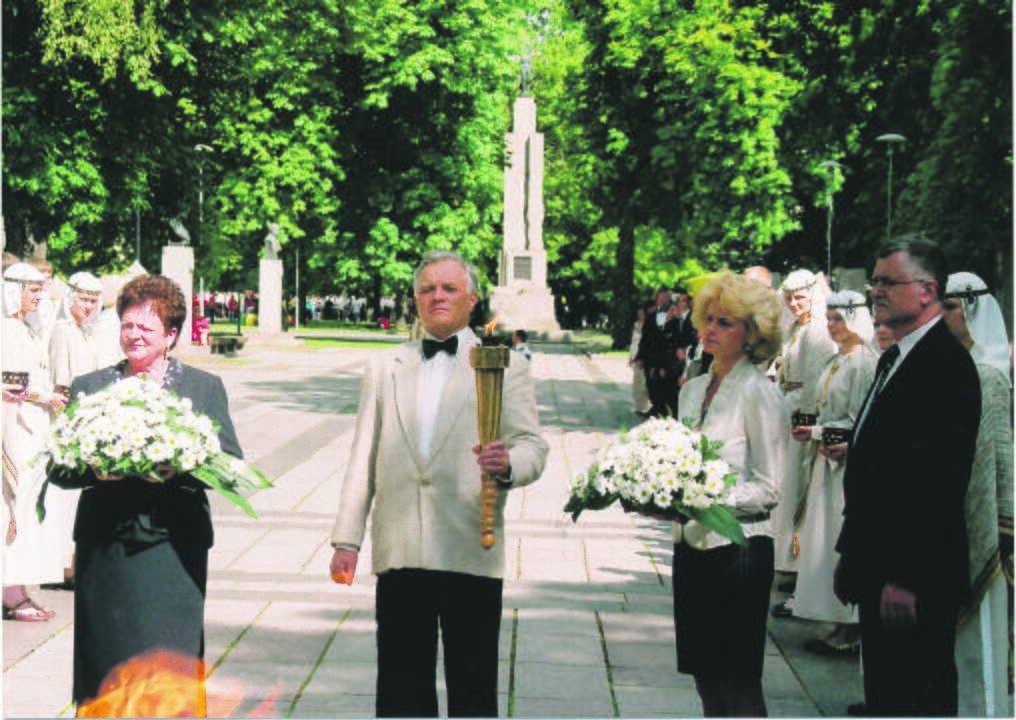 Pradžia: pirmosios dainų šventės 1924 m. dalyviai. Nuo dirigento pakylos sveikinimo kalbą sako Kauno miesto burmistras Jonas Vileišis.
