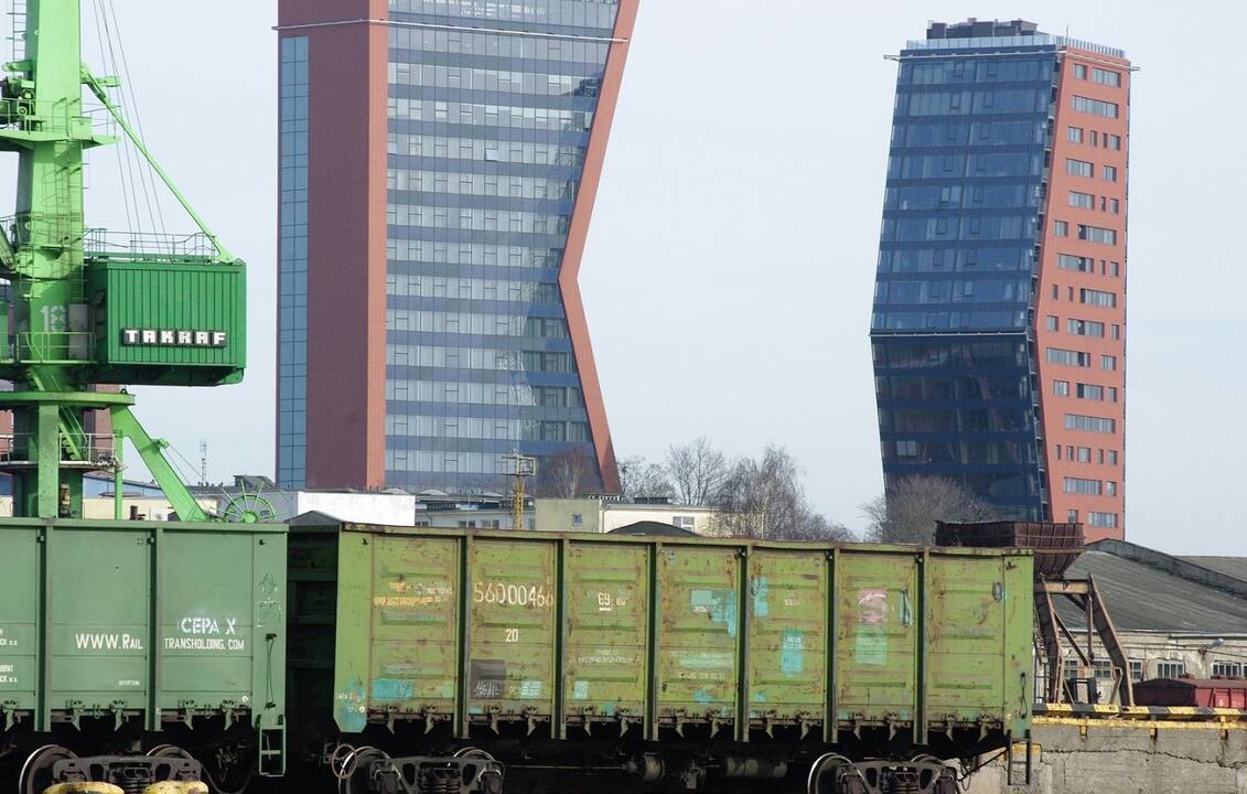 Realybė: gamybiniai vaizdai nuo uosto pusės tarsi nustelbia Klaipėdos miestą.