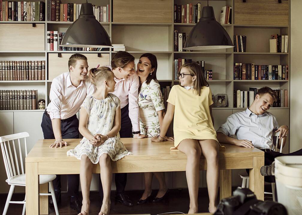 Esmė: savo 40-metį garsi fotografė A. Razauskienė paminėjo surengdama parodą „Širdies ryšiai – kelionė per šeimos portretus“. 