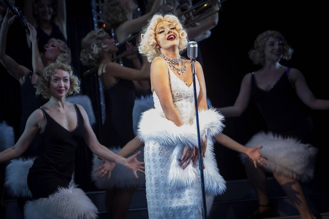 Užuomina: spektaklyje išvystame Šugar Kein, primenančią M. Monroe iš legendinio B. Wilderio filmo.
