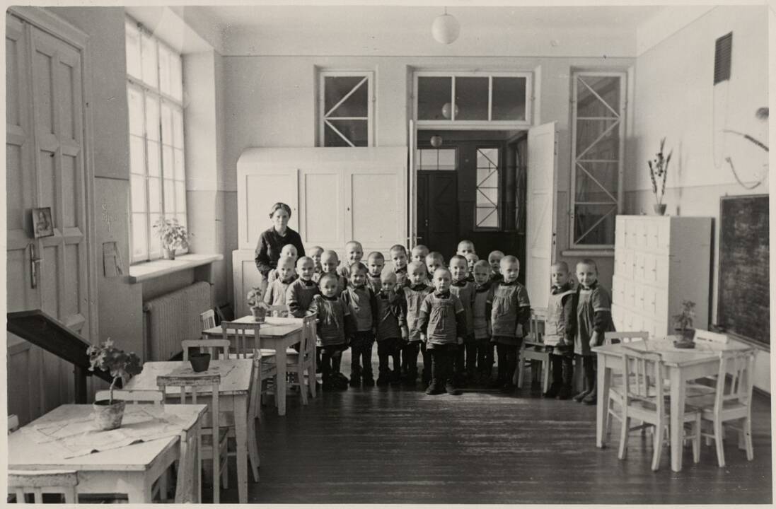 Lietuvių moterų globos draugijos Vilniuje išlaikomos prieglaudos našlaičiai vaikų darželyje. Vilnius, 1939 m.