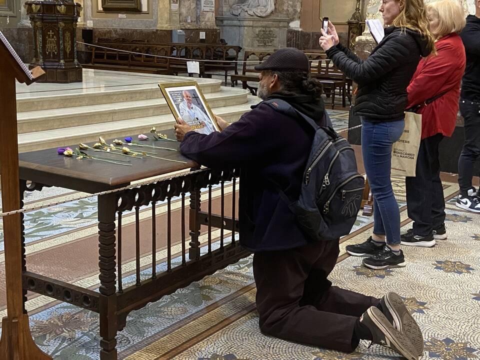 Netektis: sužinoję apie popiežiaus mirtį Buenos Airių gyventojai nuo ryto rinkosi gedėti į Argentinos sostinės katedrą, visame mieste skambėjo bažnyčios varpai, visur iki pusės nuleistos valstybės vėliavos.
