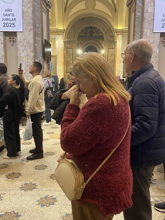 Netektis: sužinoję apie popiežiaus mirtį Buenos Airių gyventojai nuo ryto rinkosi gedėti į Argentinos sostinės katedrą, visame mieste skambėjo bažnyčios varpai, visur iki pusės nuleistos valstybės vėliavos.