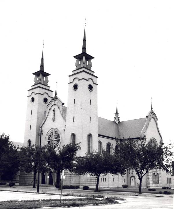 Anot V. Petrulio, svetur kuriantys architektai stengėsi atkreipti dėmesį į sudėtingą jų gimtinės istoriją, priminti, kad Lietuvos valstybingumas privalo būti atkurta.