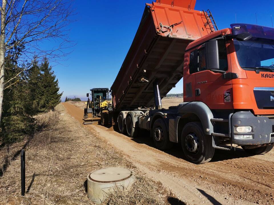 Finišas: balandžio pradžioje darbus numatyta užbaigti visose suplanuotuose žvyruoti gatvėse ir keliuose.