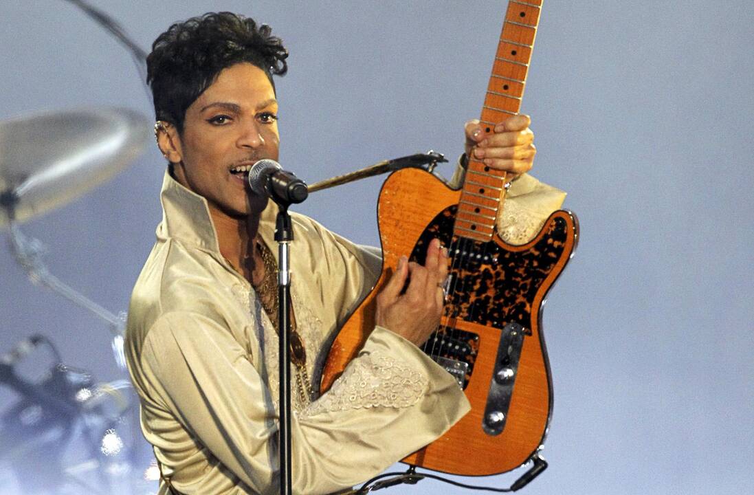 10 pasaulį pavergusių muzikos legendos Prince'o dainų 