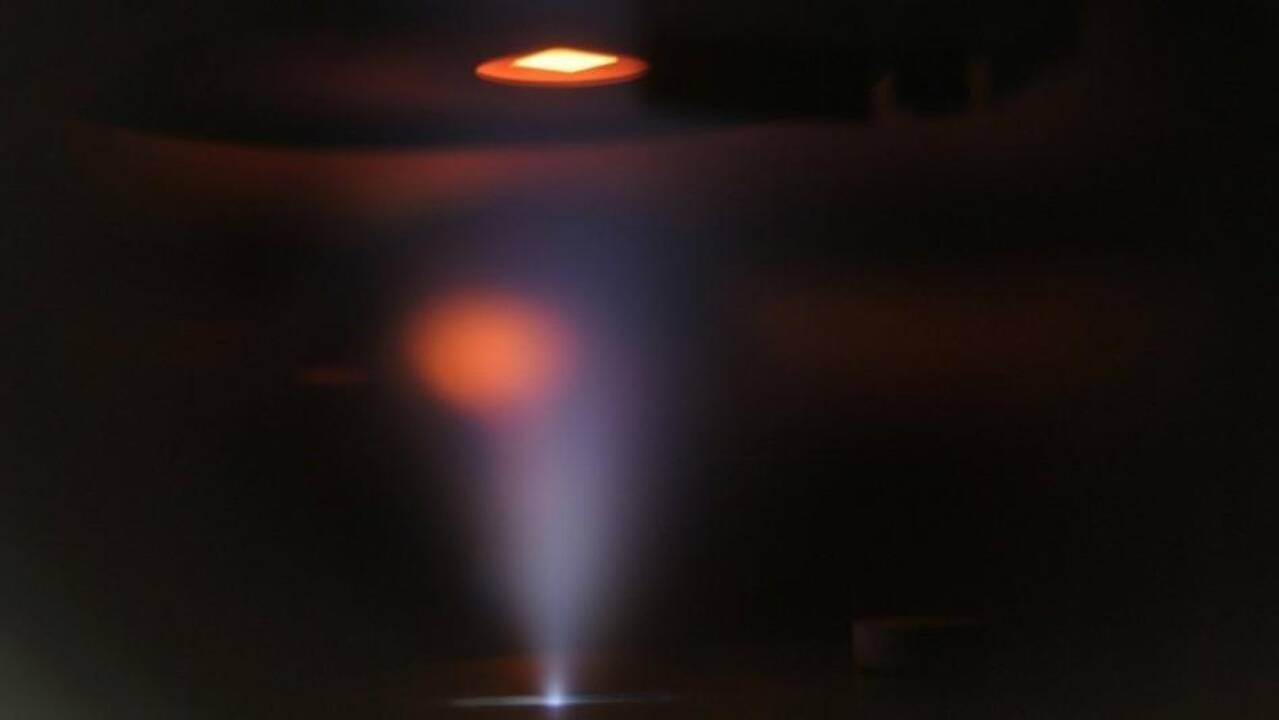 Sluoksnio auginimo procesas, stebimas PLD kameros viduje. Panašus darinys matomas po atominės bombos sprogimo.