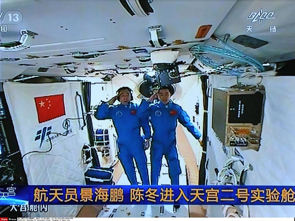 Kapsulė su dviem Kinijos astronautais sugrįžo į Žemę