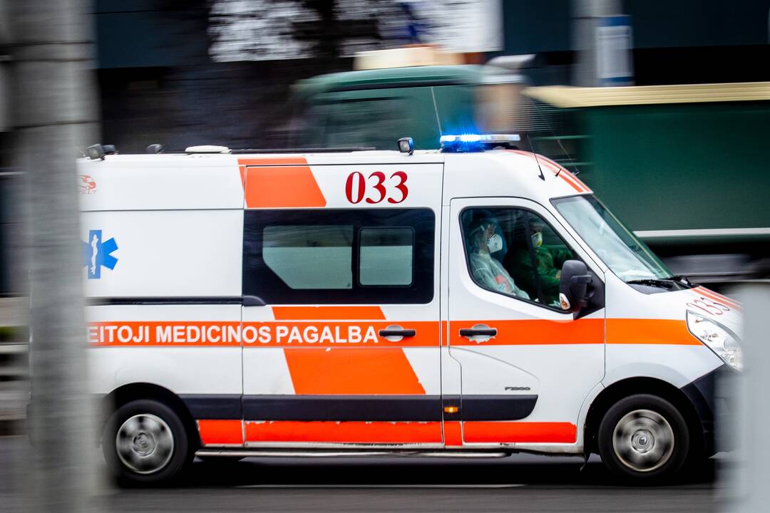 Krovininio automobilio pastumta „Toyota“ nulėkė į griovį: prireikė medikų
