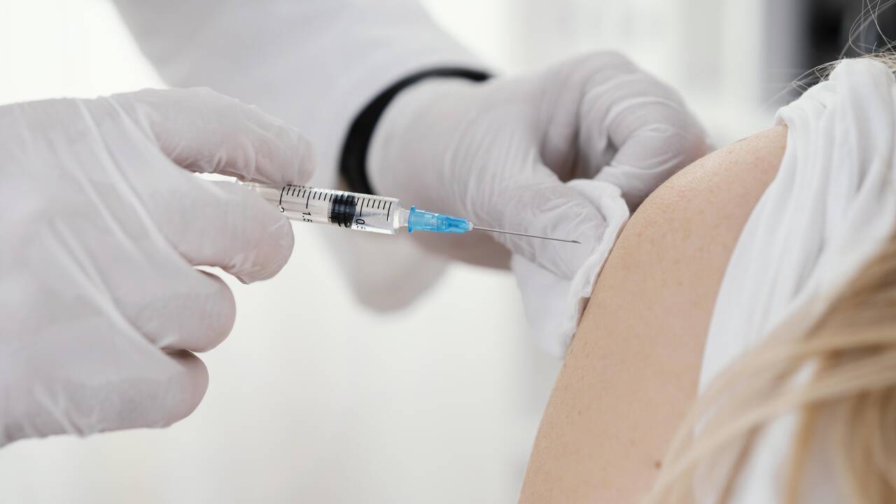 ES rekomenduoja antrą stiprinamąją skiepų nuo COVID-19 dozę vyresniems nei 60 metų žmonėms