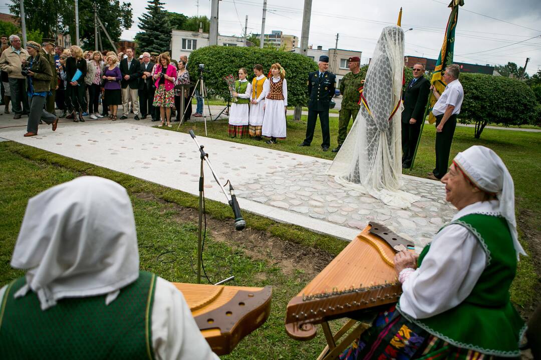 Kaune atidengtas paminklas P. Dauniui