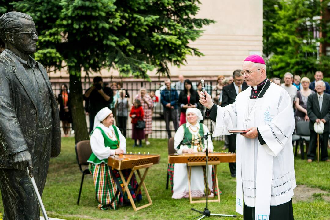 Kaune atidengtas paminklas P. Dauniui