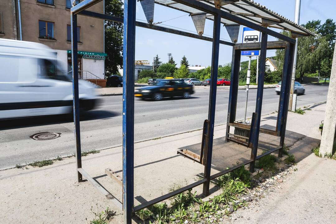 Iš viešojo transporto stotelių dingo suoliukai