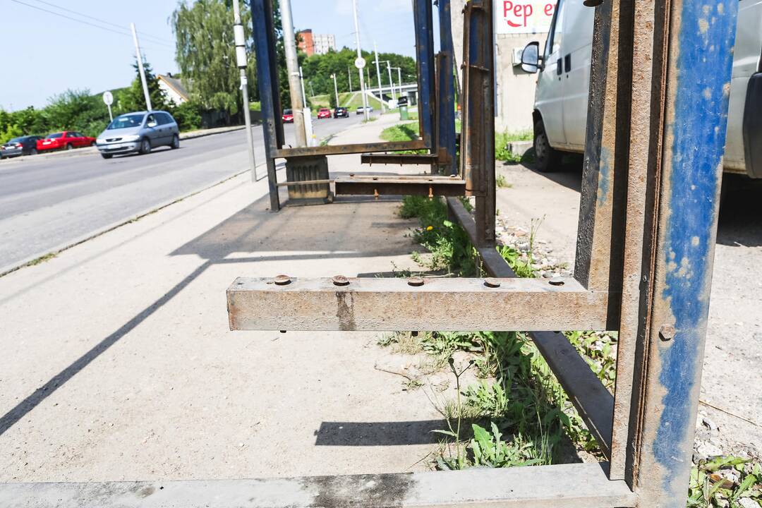 Iš viešojo transporto stotelių dingo suoliukai