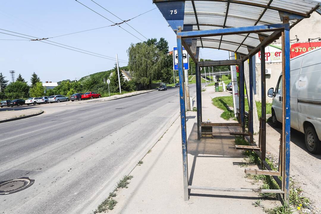 Iš viešojo transporto stotelių dingo suoliukai