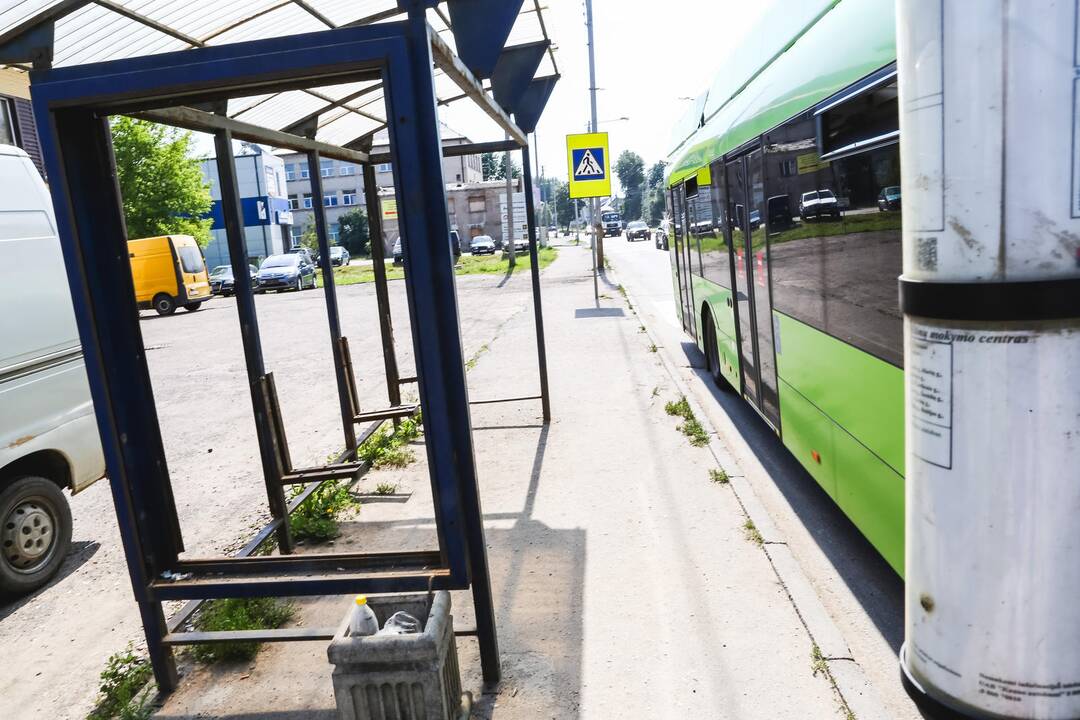Iš viešojo transporto stotelių dingo suoliukai