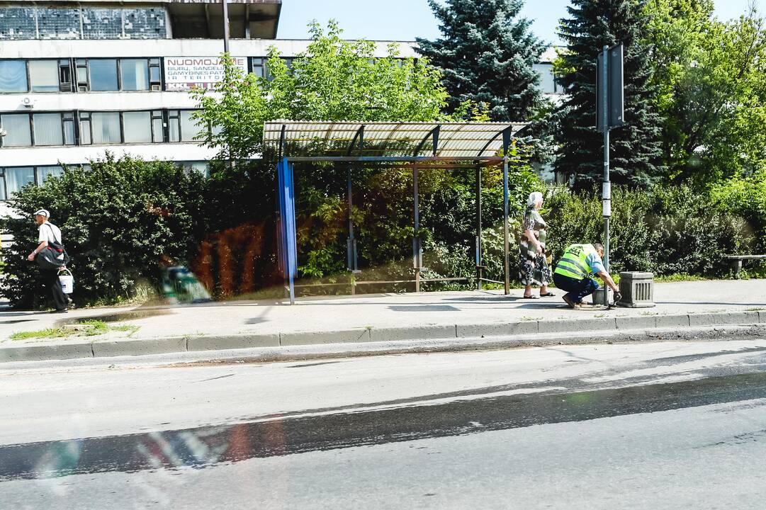 Iš viešojo transporto stotelių dingo suoliukai