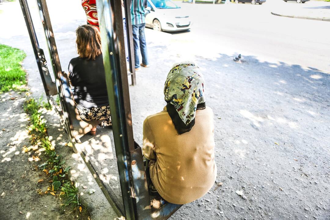 Iš viešojo transporto stotelių dingo suoliukai