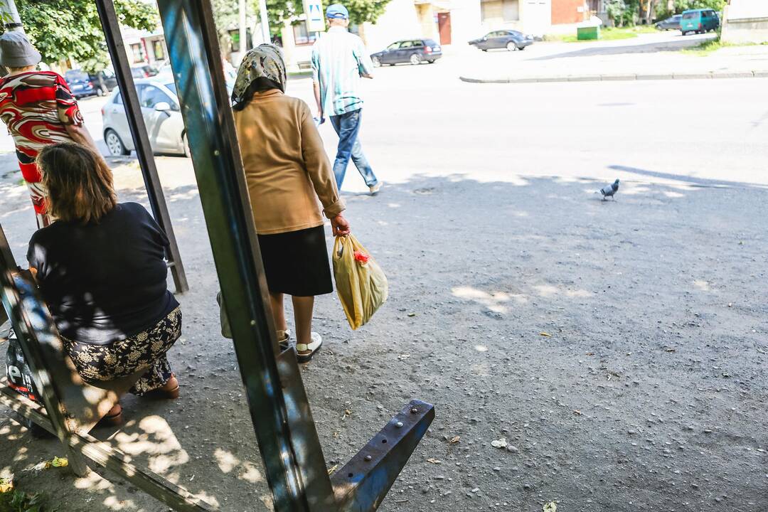 Iš viešojo transporto stotelių dingo suoliukai