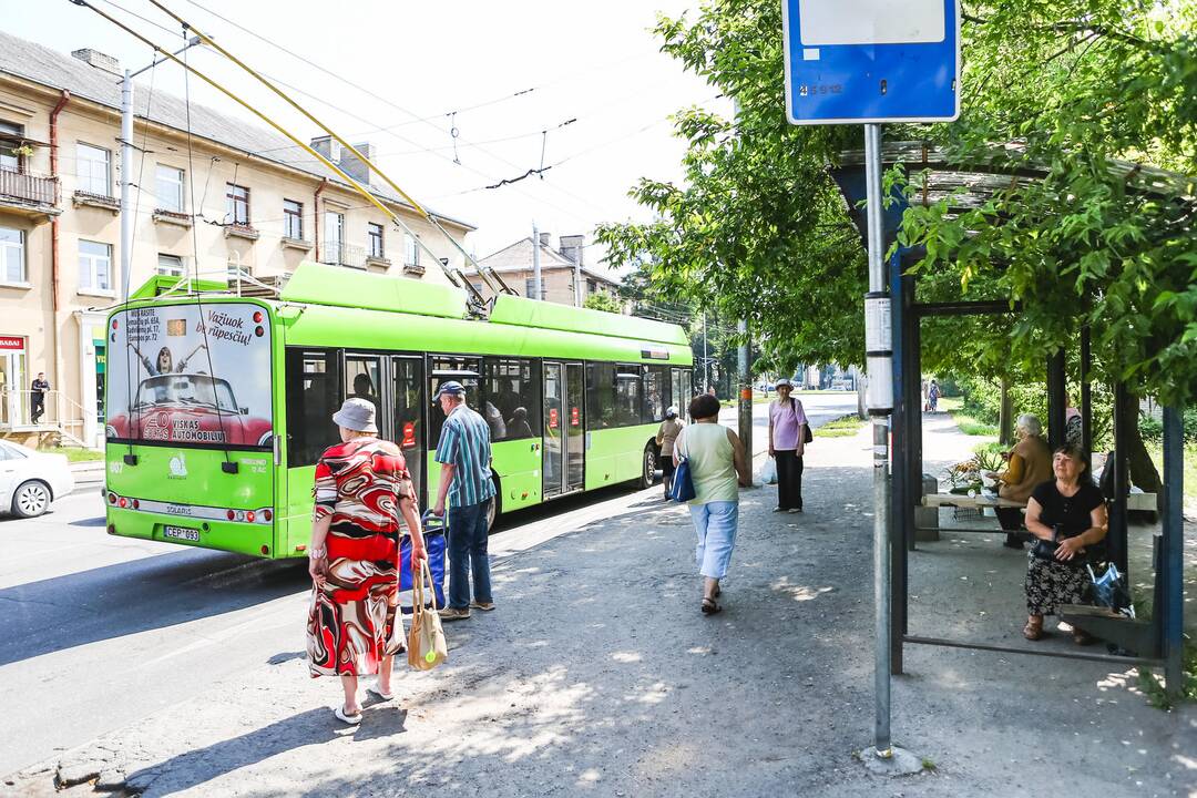 Iš viešojo transporto stotelių dingo suoliukai
