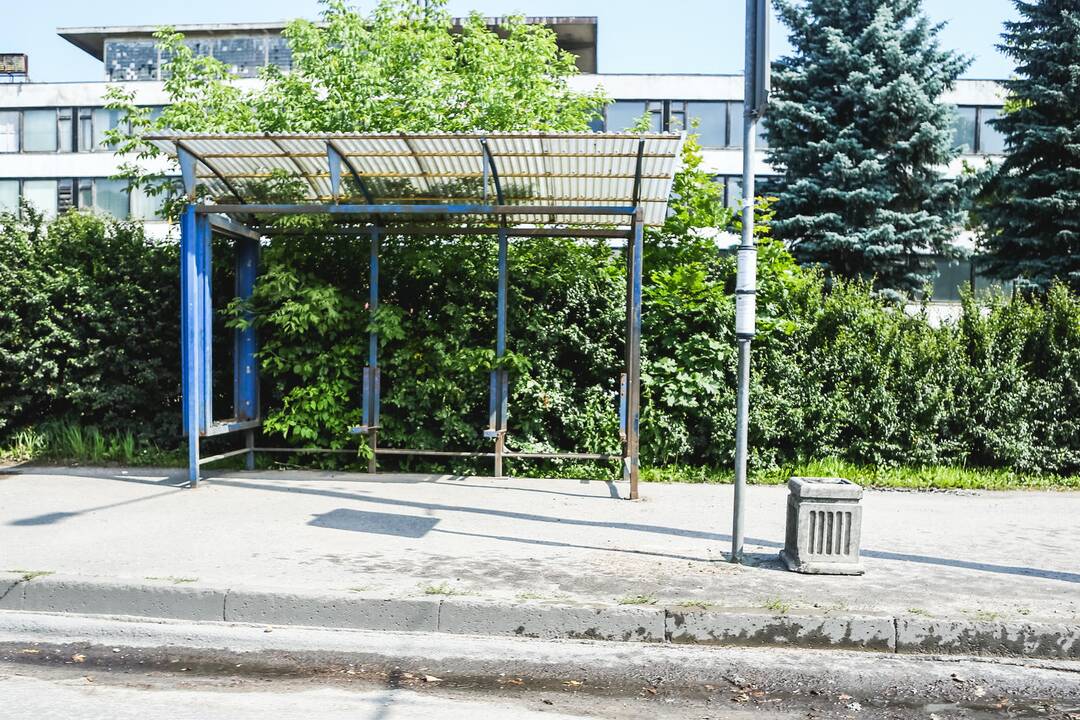 Iš viešojo transporto stotelių dingo suoliukai