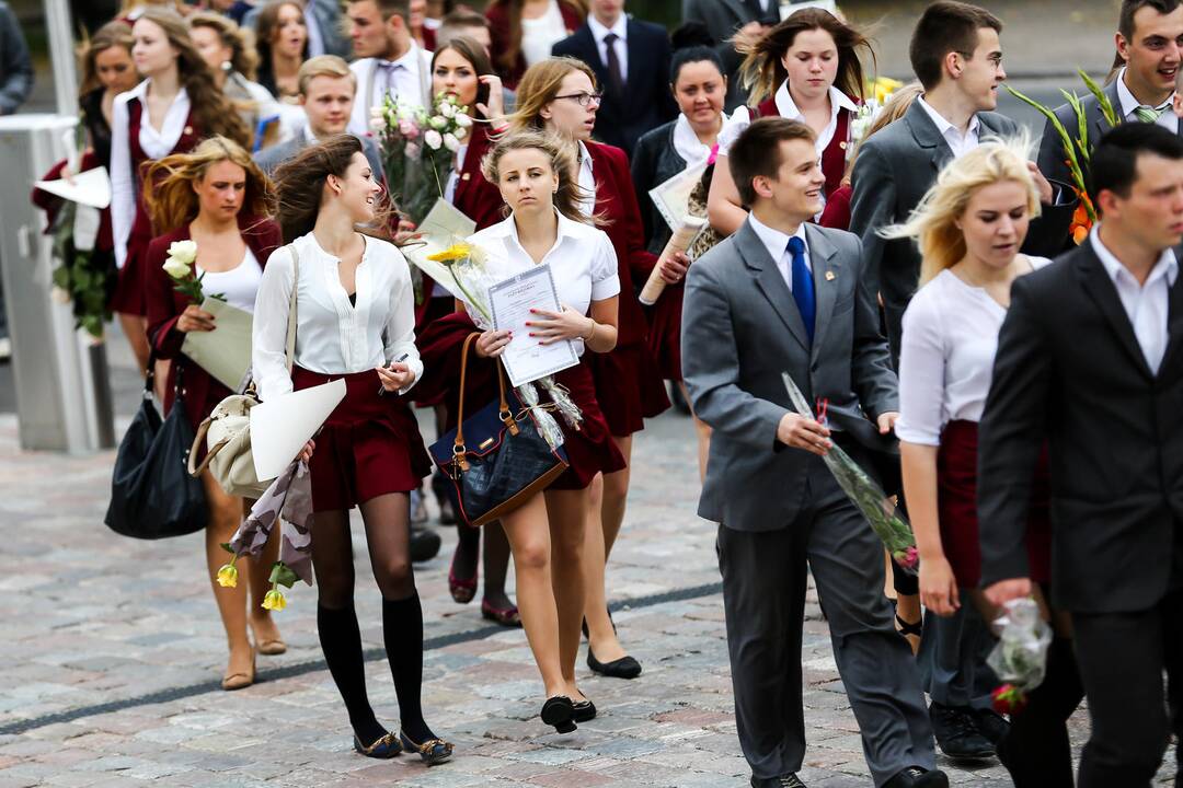 "Saulės" gimnazijos abiturientams įteikti brandos atestatai