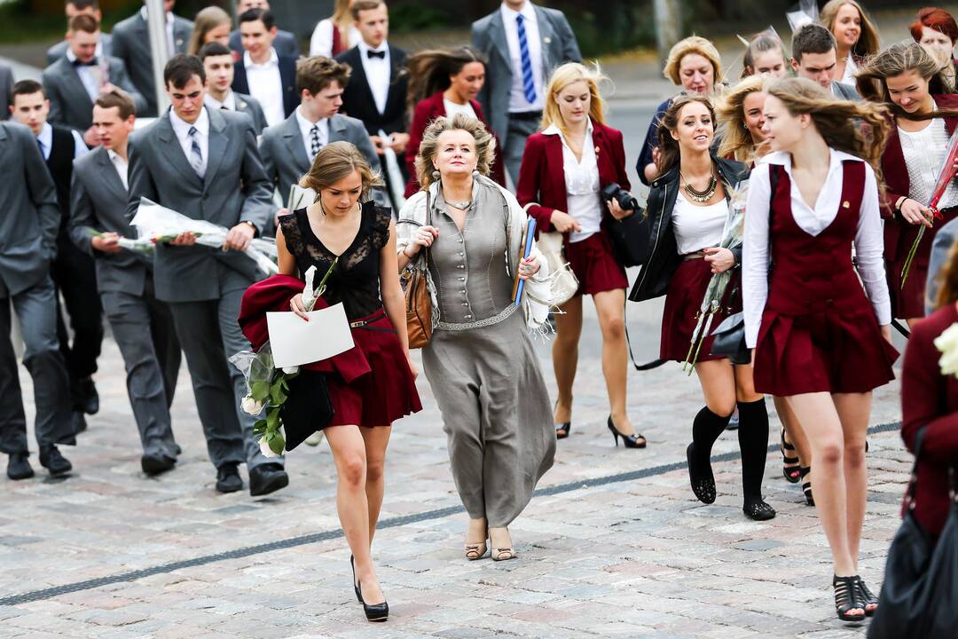 "Saulės" gimnazijos abiturientams įteikti brandos atestatai