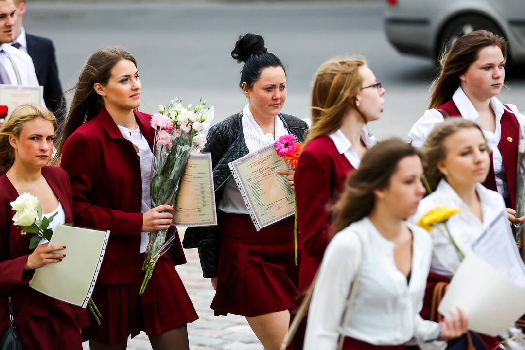 "Saulės" gimnazijos abiturientams įteikti brandos atestatai