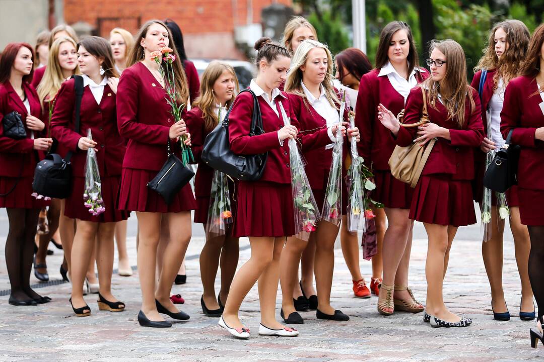 "Saulės" gimnazijos abiturientams įteikti brandos atestatai