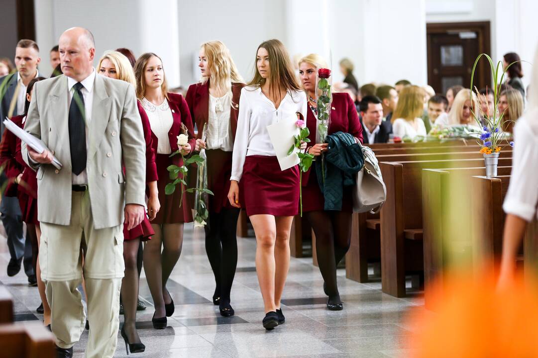 "Saulės" gimnazijos abiturientams įteikti brandos atestatai