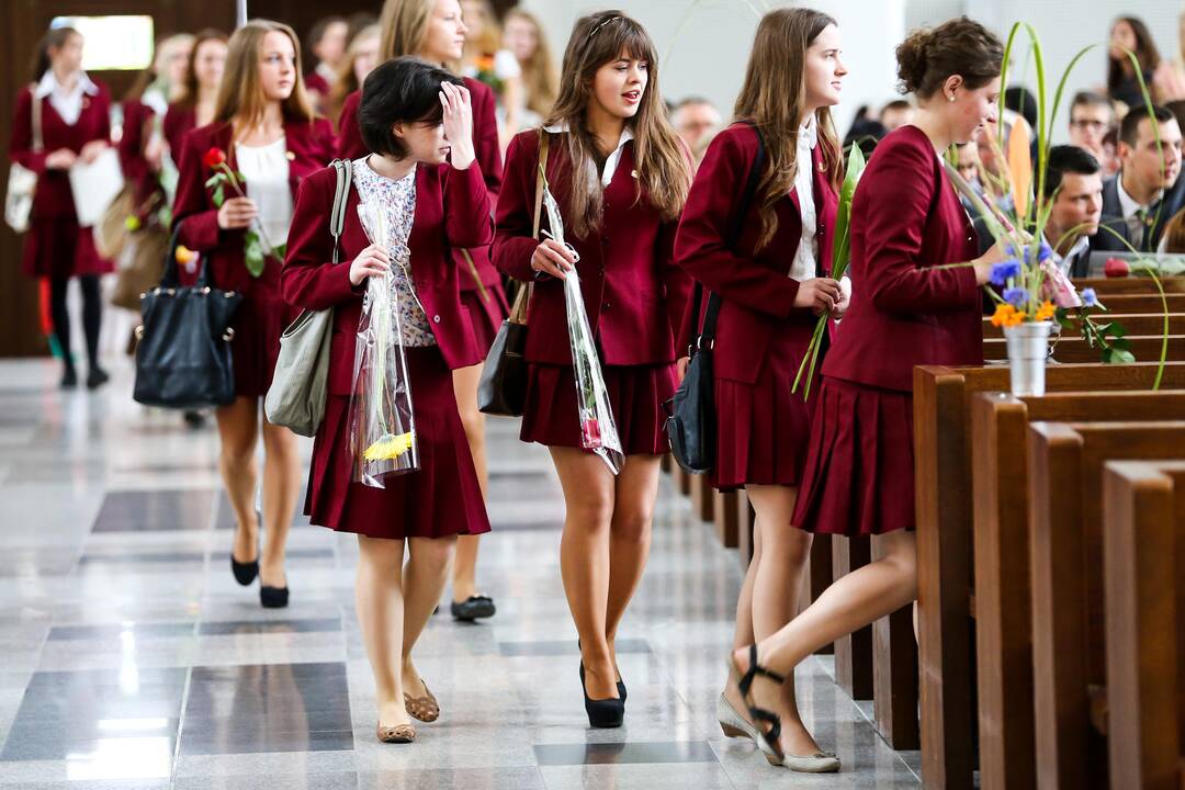 "Saulės" gimnazijos abiturientams įteikti brandos atestatai