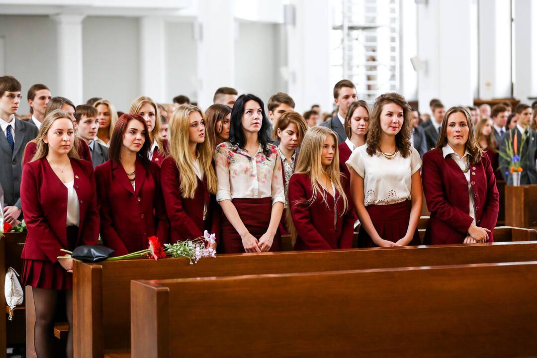 "Saulės" gimnazijos abiturientams įteikti brandos atestatai
