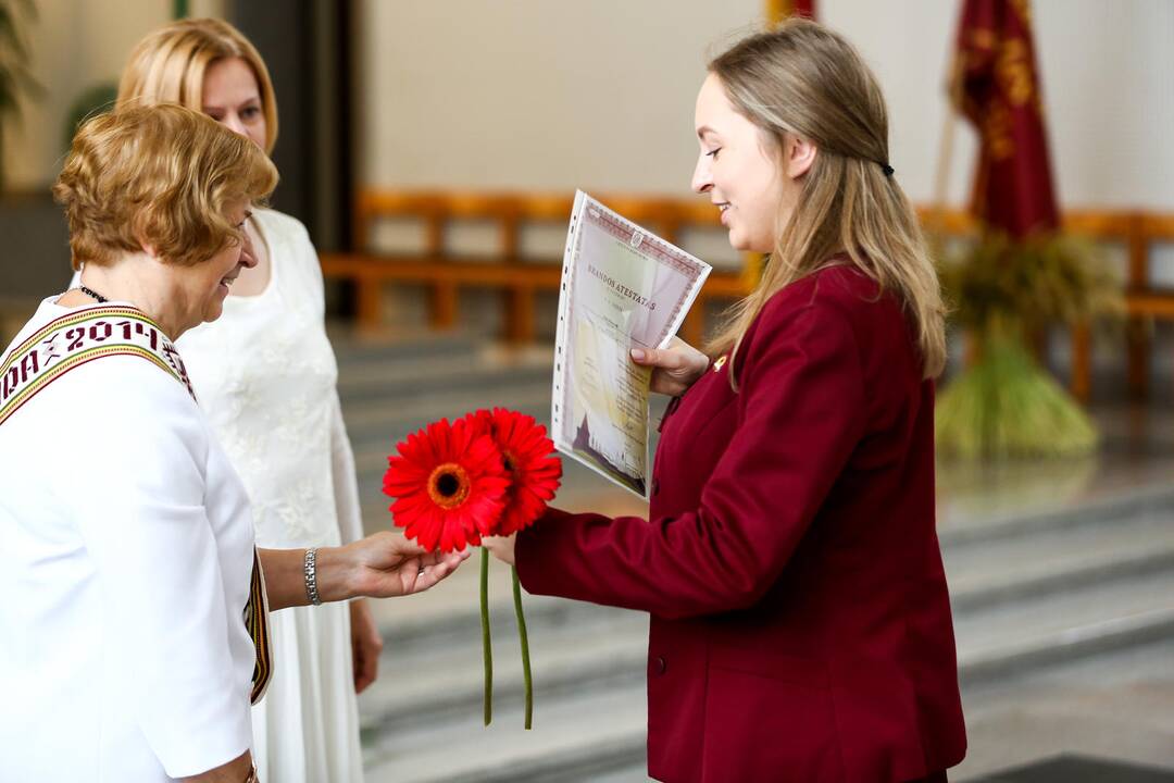 "Saulės" gimnazijos abiturientams įteikti brandos atestatai