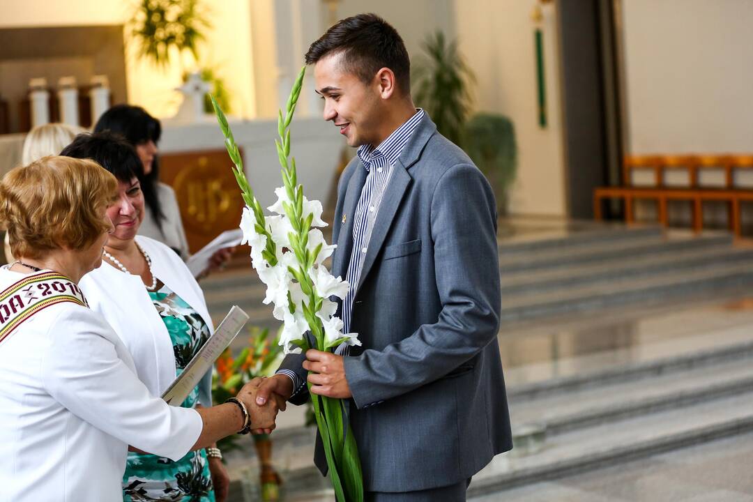 "Saulės" gimnazijos abiturientams įteikti brandos atestatai