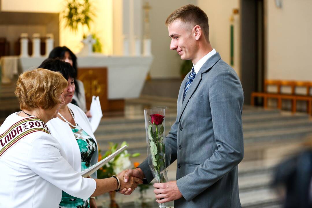 "Saulės" gimnazijos abiturientams įteikti brandos atestatai