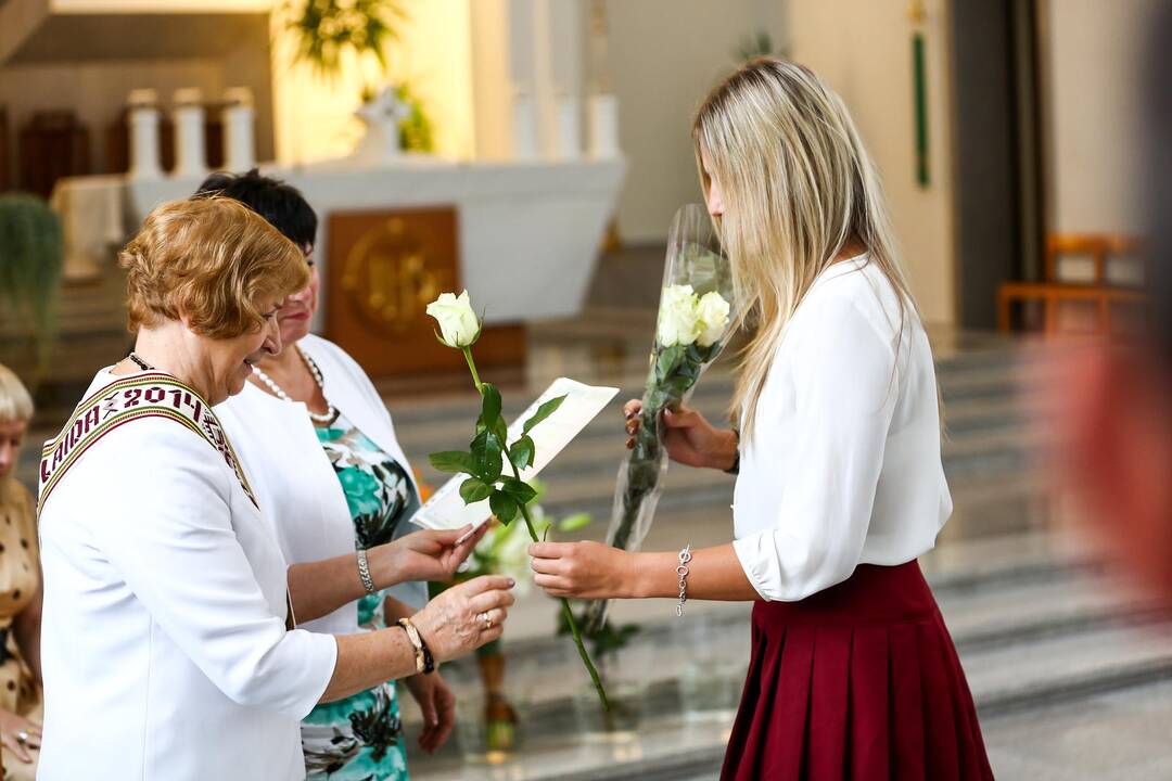 "Saulės" gimnazijos abiturientams įteikti brandos atestatai