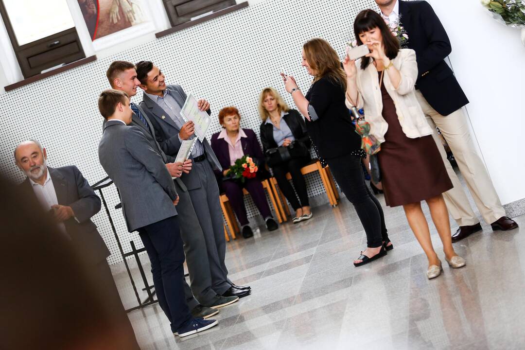 "Saulės" gimnazijos abiturientams įteikti brandos atestatai