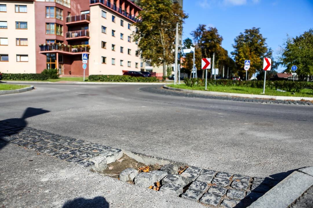 Radvilėnų plento žiede vėl ištrupėjo plytelės
