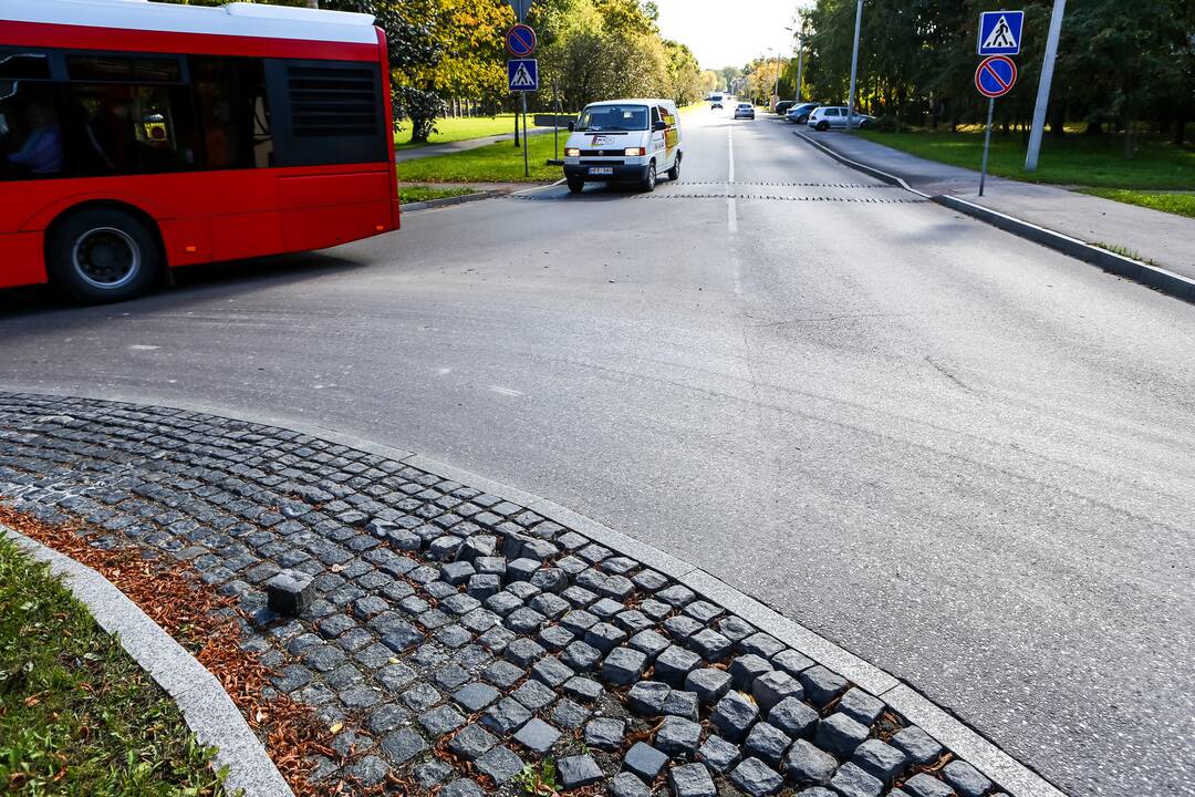 Radvilėnų plento žiede vėl ištrupėjo plytelės