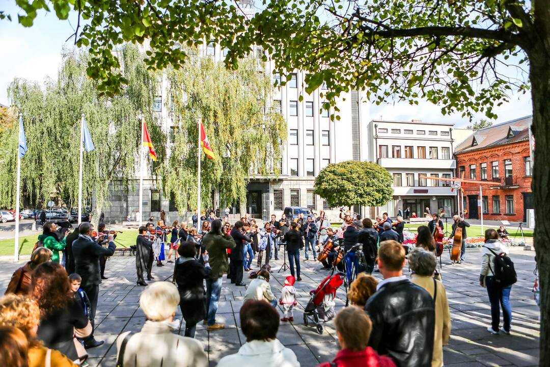 Kauno simfoninio orkestro pasirodymas Laisvės alėjoje