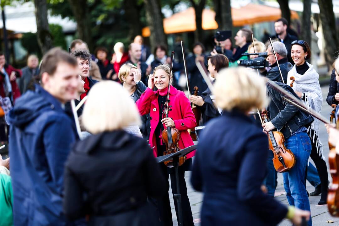 Kauno simfoninio orkestro pasirodymas Laisvės alėjoje