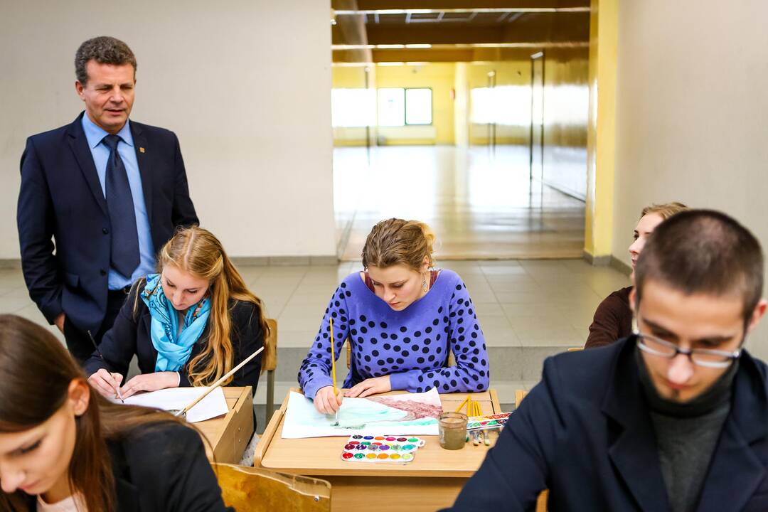 T. Makūno paroda Ugnės Karvelis gimnazijoje