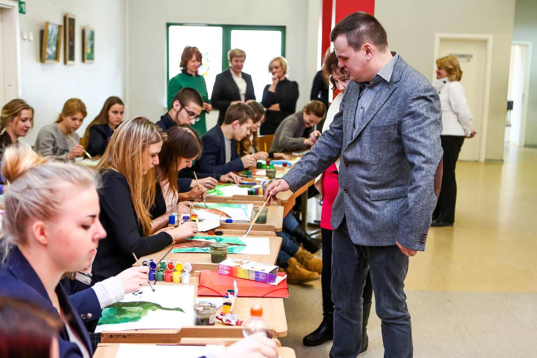 T. Makūno paroda Ugnės Karvelis gimnazijoje