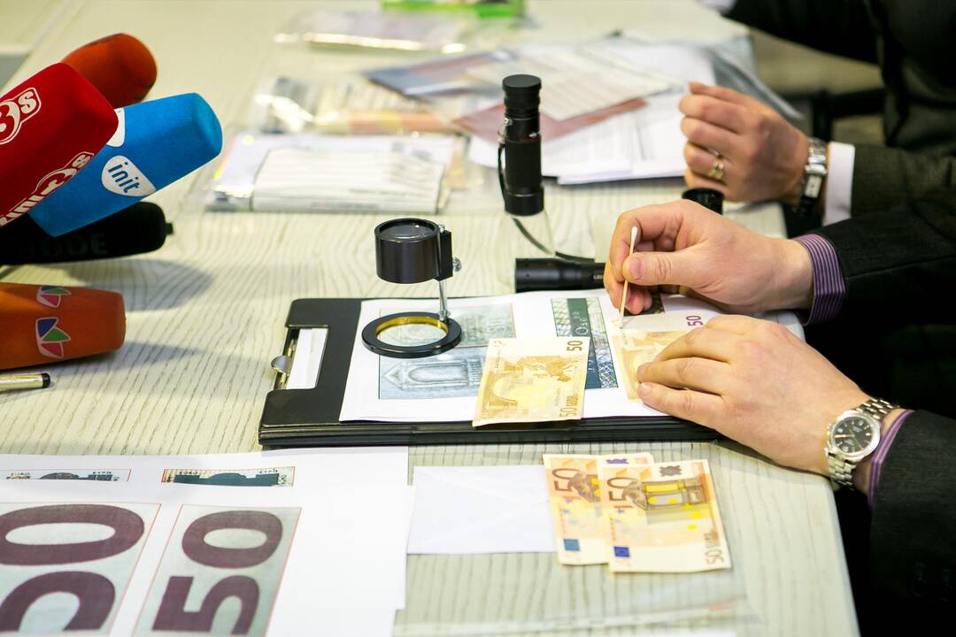 Spaudos konferencija dėl padirbtų eurų