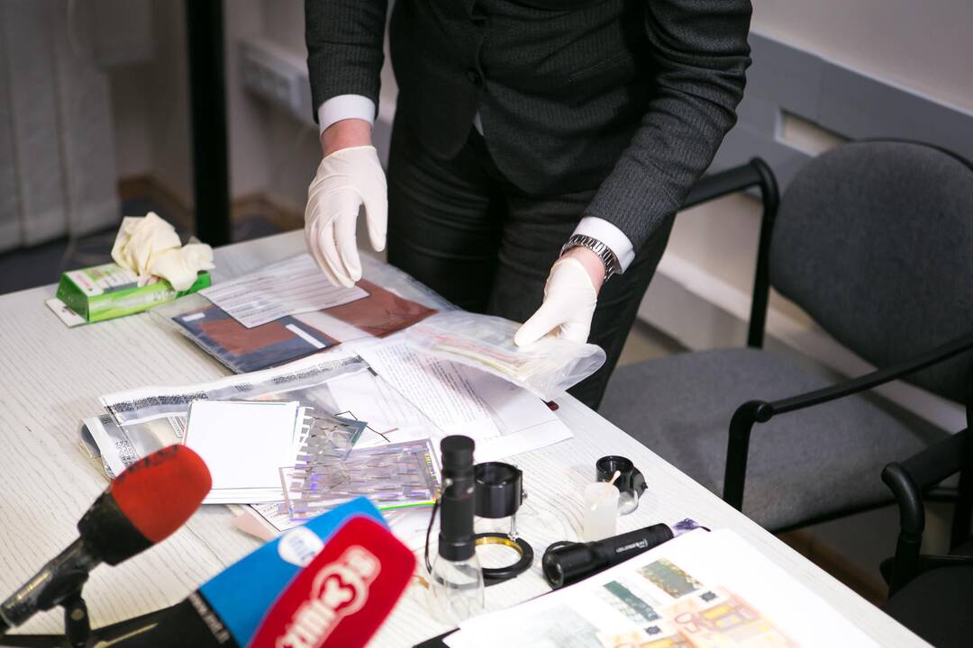 Spaudos konferencija dėl padirbtų eurų