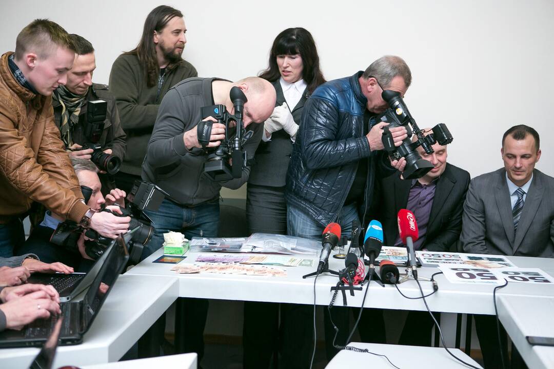 Spaudos konferencija dėl padirbtų eurų