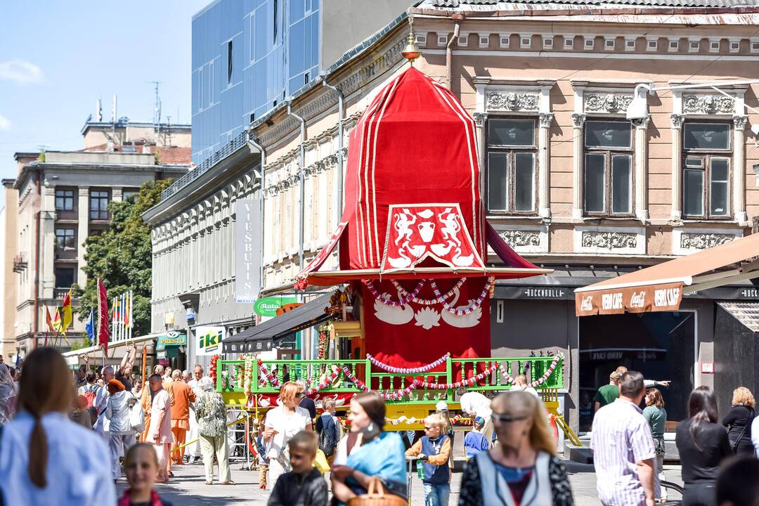 Krišnaitai mini Visatos valdovo vežimo šventę