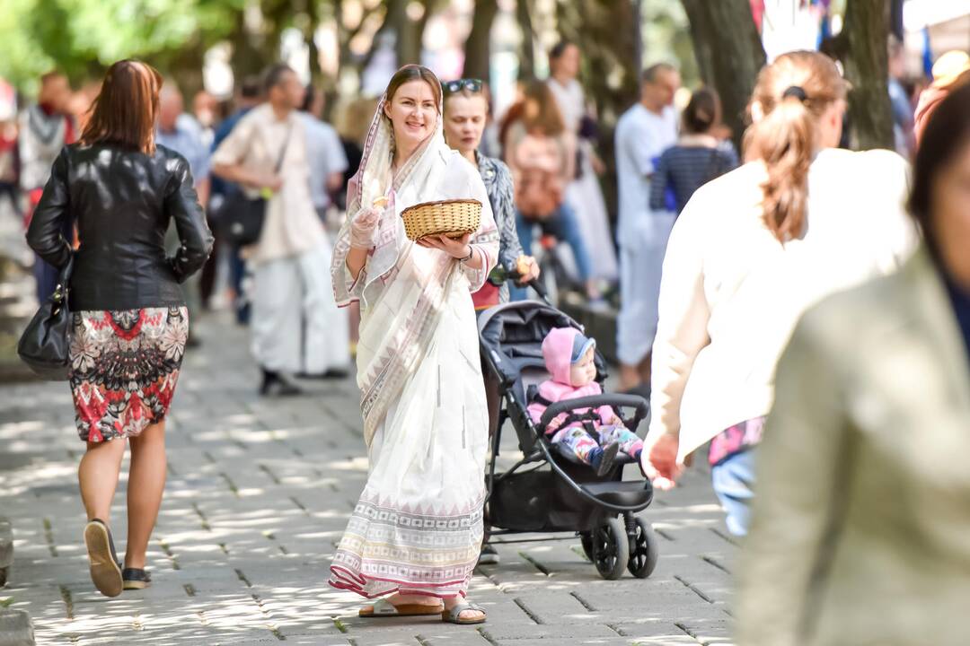 Krišnaitai mini Visatos valdovo vežimo šventę